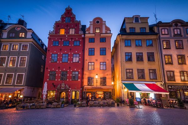 Bibikow, Walter 아티스트의 Sweden-Stockholm-Gamla Stan-Old Town-buildings of the Stortorget Square-dusk작품입니다.